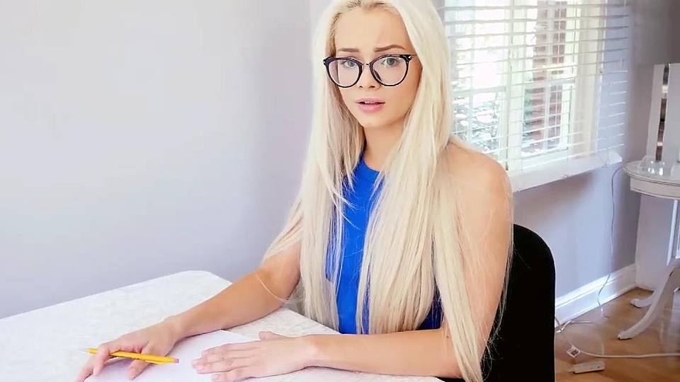 努力学习的姐姐决定脱掉全部衣服放松